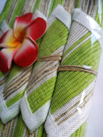 Zomerse  handgemaakte linnen placemats appelgroen. 6 stuks van 35x30 cm met onderzetters van 9 x9 cm. Wasbaar.