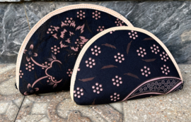 Prachtige set van twee batik tasjes.