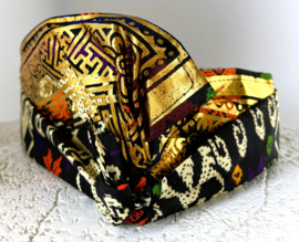 Udeng. Traditioneel Balinees hoofddeksel voor mannen. Omtrek 60 cm.