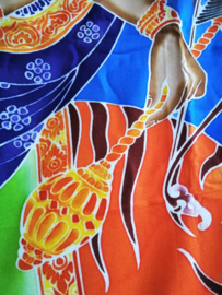Wandkleed Durga Mata de grote hindoe-moedergodin. Durga is een onoverwinnelijke krijgsgodin. Ze rijdt op de tijgerin Dawon en beeldt mudras uit met haar handen.  1.75 bij 1.15 m. Met ophangkoord.