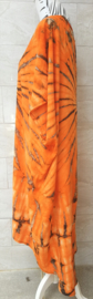 Schitterende oversized tie dye kaftan met unieke print.  Aangeknipte mouw en a-symetrische zoom. Lang model. Oranje/zwart. Bovenwijdte 168 cm, lengte voor 103 cm, lengte achter 126 cm. 100% rayon.