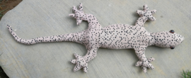 Gekko zwaarte knuffel XL. Gevuld met Bali zand. 1000 gram, 51 cm lang.