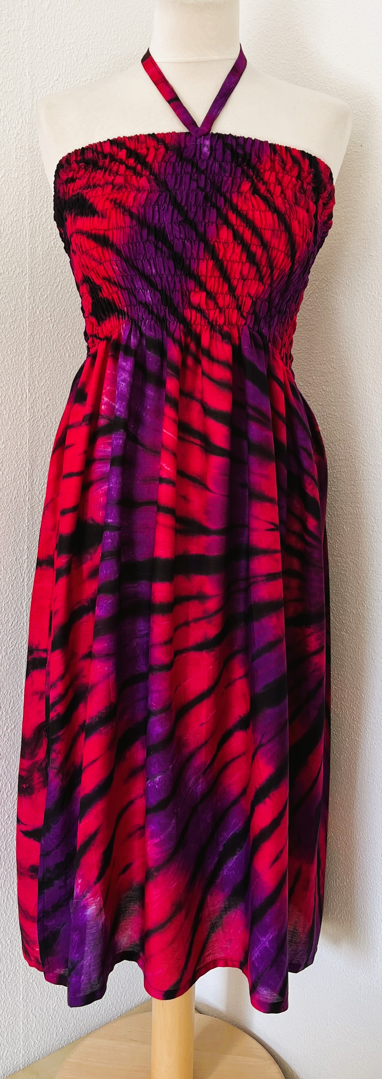 Tie dye jurkje van sarong stof. One size voor maat 36 t/m 42.