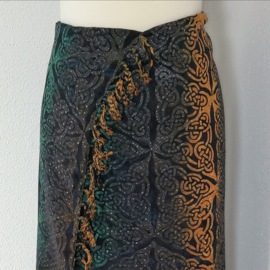 Dubbel batik sarong XL.  Van extra zware kwaliteit. Uit de Busana Agung collectie en gemaakt met de BingBatik techniek uit Indonesie.  120 x 170 cm.  100% rayon. Wasbaar op 30 graden. Met sarongknoop.