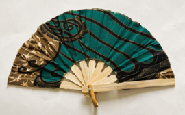 Kleurrijke waaier. Bamboe met batik stof 21,5 cm.
