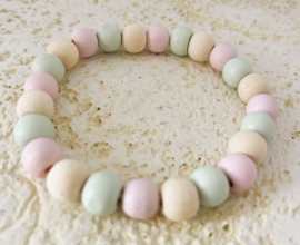 Armband met houten kralen. Uit Ana's atelier.
