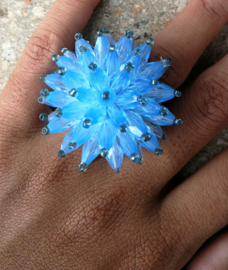 Grote handgemaakte ring 'IJskristal'.