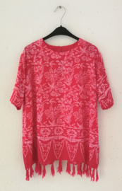 Vrolijk roze sarong shirtje/jurkje. Met kort mouwtje en knoopsluiting achter. Voor 8/9 jaar.