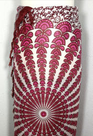 Sarong pauw, choklat/roze tinten/crème. Symbool van onsterfelijkheid.