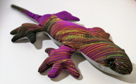 Gekko zwaarte knuffel L. Gevuld met Bali zand. 793 gram, 37 cm lang. Leverings uit assorti. Batik printjes kunnen onderling wat verschillen.