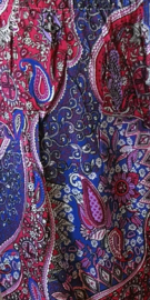 Broek Paisley dream, nachtblauw/rood multi. Met breed elastiek in taille/ heupband, sierkoordje aan voorzijde, opgestikt zijvakje en elastiek in enkels. Ruimvallende pijpen en normale hoogte kruis. 100% rayon. Binnenbeenlengte 69 cm Maat 36 t/m 42.