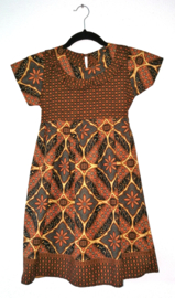 Schitterend jurkje van Javaanse batik. Met knoopsluiting en sierstrik achter. 116/122.  6/7 jaar.