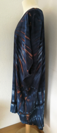 Schitterende oversized tie dye kaftan. Nachtblauw/bruin/wit. Onze Size.