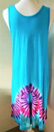 Hemelsblauw tricot jurkje met tie dye rand. Lengte 102 cm, bovenwijdte tot 106 cm, heupwijdte tot 130 cm.