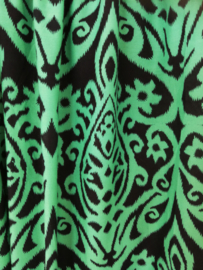 Broek 'Green Art'. Met breed elastiek in taille/ heupband, sierkoordje aan voorzijde, opgestikt zijvakje en elastiek in enkels. Ruimvallende pijpen en normale hoogte kruis. 100% rayon. Binnenbeenlengte 71 cm. Maat 44 t/m 52