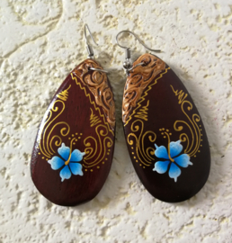 Houten oorbellen met frangipani bloem blauw.