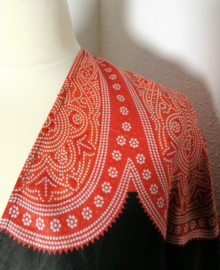 Sarong vest Mandala 'Circle of Life', zwart/rood. 100% rayon, met sarong knoop.