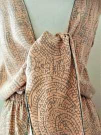 Korte zomerse mouwloze jumpsuit 'Bali joy'.  Met grappige brede strikband op de rug, die over over de bh. band valt. Elastische taille en mooi uitgesneden rug. 100% zachte rayon. maat 36 t/m 40