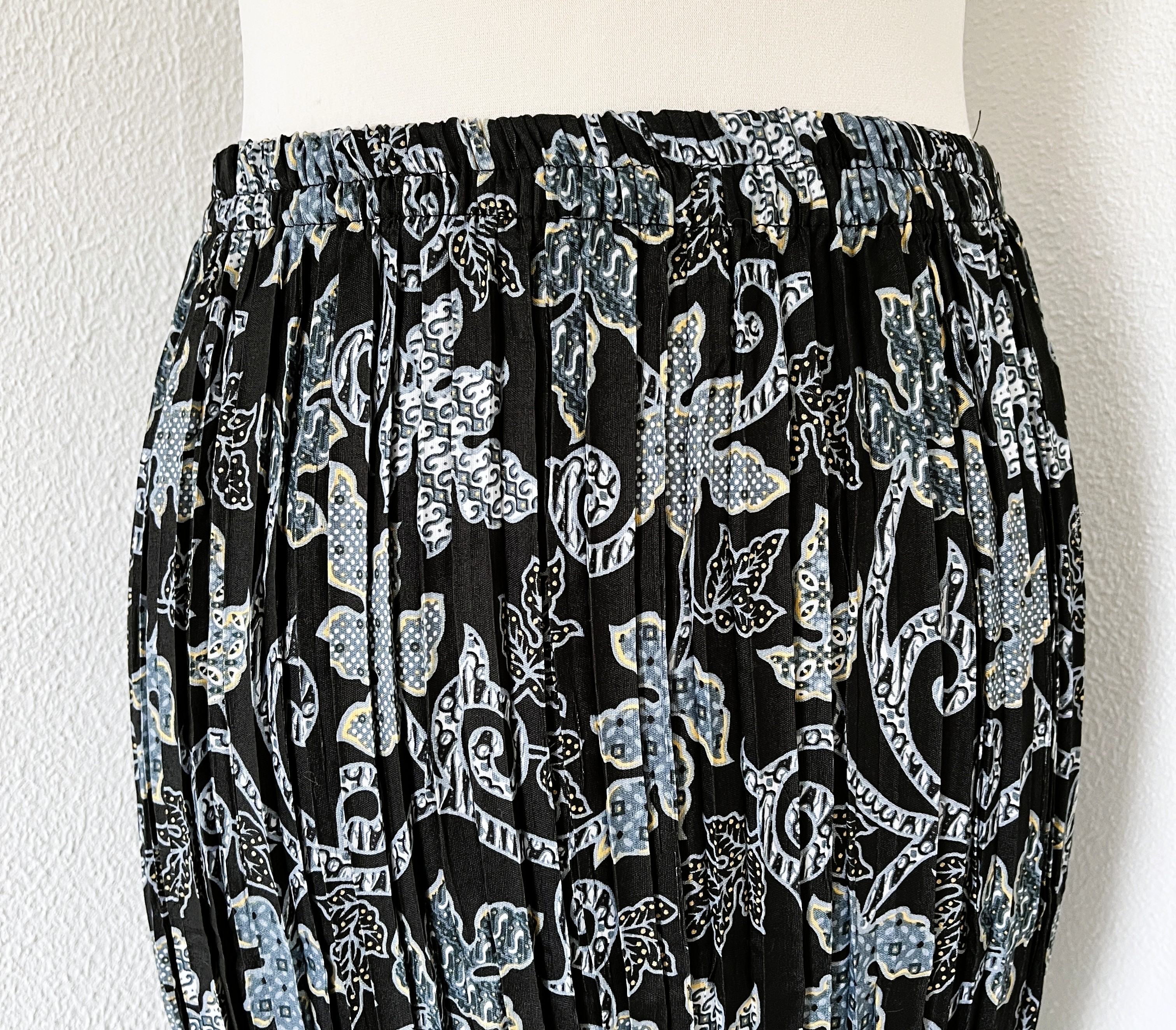 Batik uit Java. Authentieke rok plissé. Maatbereik 38 t/m 42.