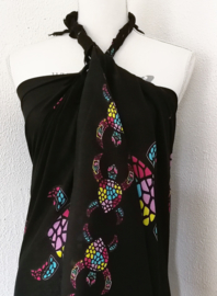 Sarong Bali Turtle zwart. Symbool voor een lang leven, kracht en betrouwbaarheid. 115 x 160 cm. 100% rayon (kunstzijde) wasbaar op 30 graden.  Met sarongknoop.
