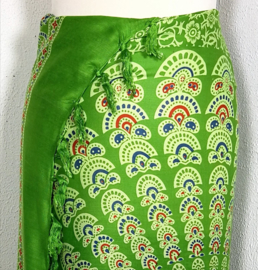 Sarong pauw, appelgroen/multi.  Symbool van onsterfelijkheid.