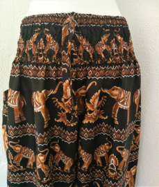 Broek 'Elephant dream', zwart/roest. Met breed elastiek in taille (88 cm)/ heupband (heup 140 cm), sierkoordje voorzijde, opgestikt zijvakje en elastiek in enkels. Ruimvallende pijp en normaal kruis. 100% rayon. Binnenbeenlengte 77 cm. Maat 44 t/m 46.