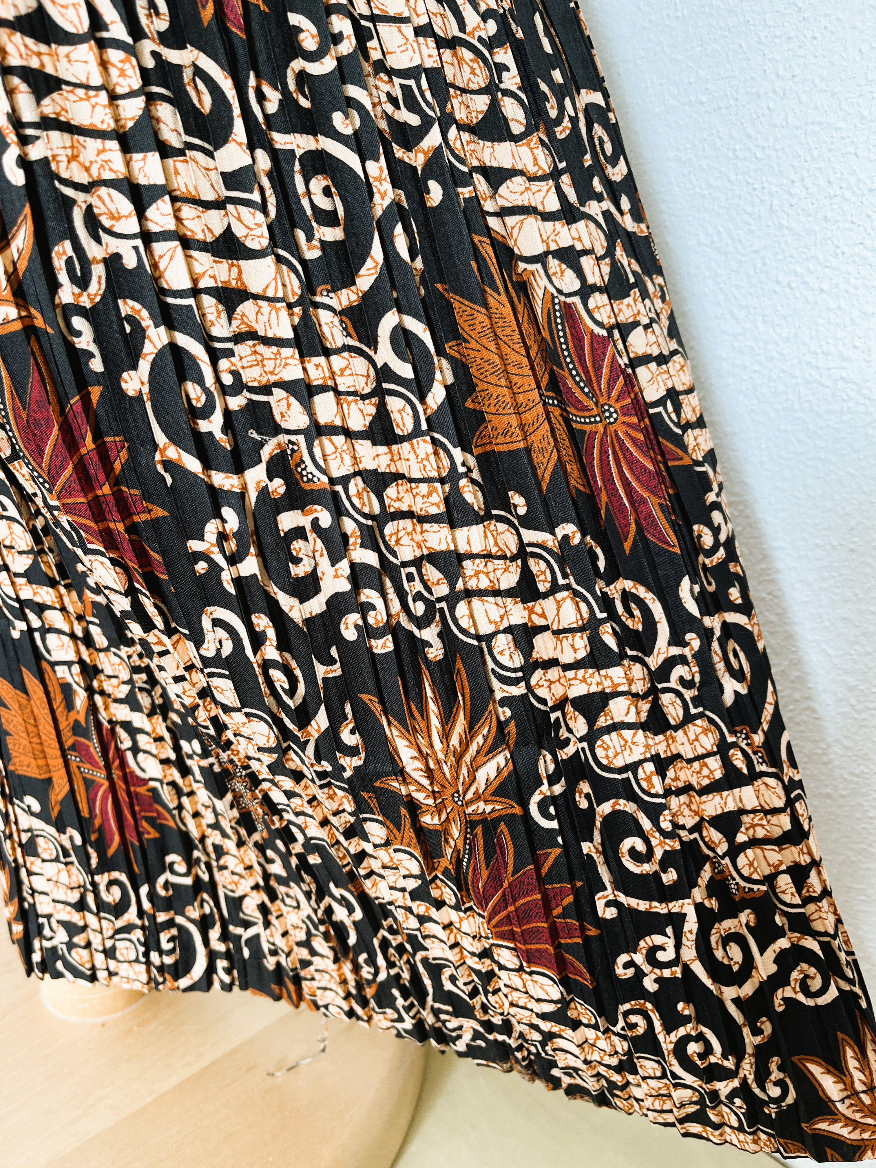 Batik uit Java. Authentieke rok plissé. Maatbereik 36 t/m 40.