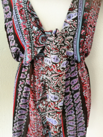 Korte zomerse mouwloze jumpsuit 'Bali Art'. Met grappige brede strikband op de rug, die over over de bh. band valt. Elastische taille en mooi uitgesneden rug. 100% zachte rayon. maat 36 t/m 40