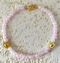Uit het atelier van Ana. Armbandje 'Love'.