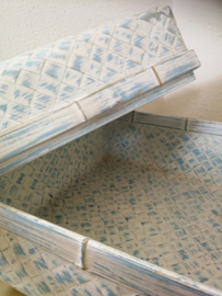 Stevige opbergdoos/mand van zachtblauw white wash. Van zwaar bamboe. 28x28x17.