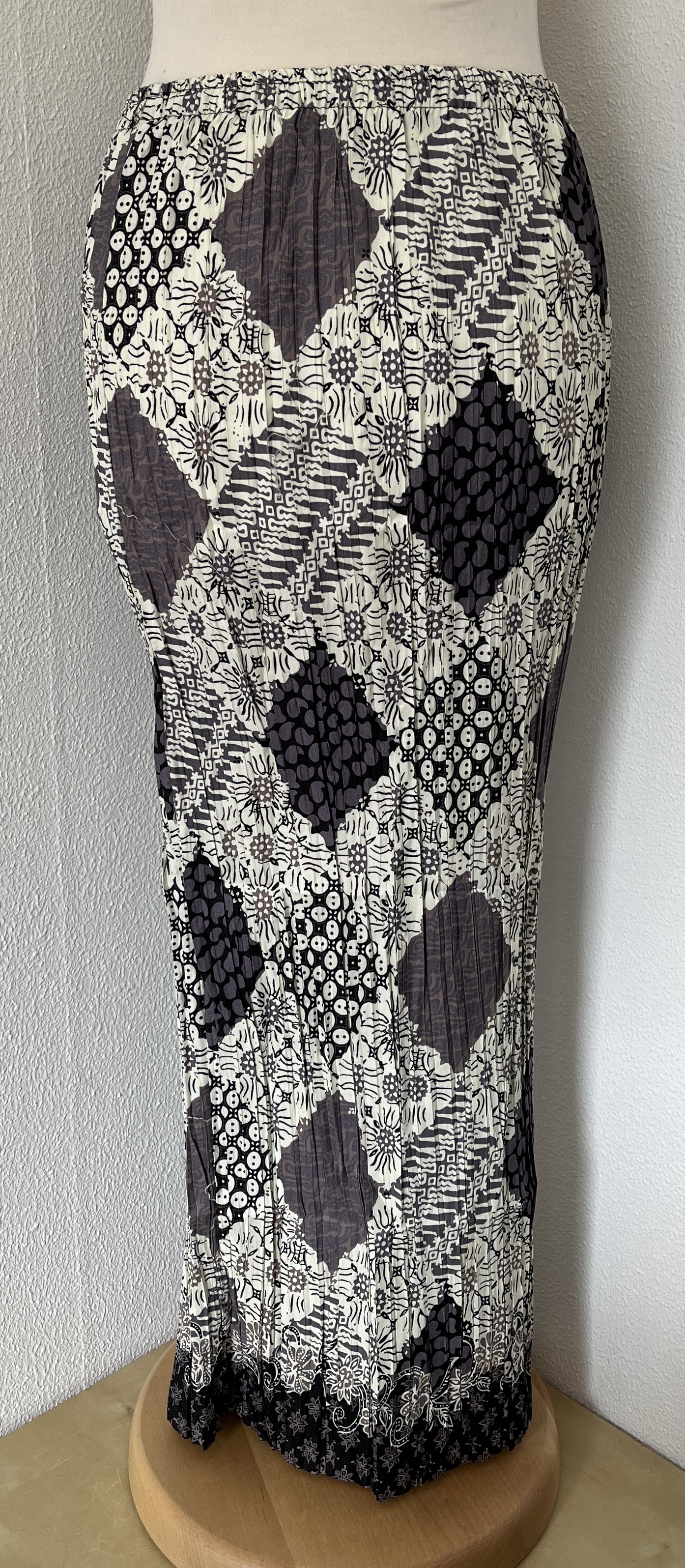 Batik uit Java. Authentieke rok plissé. Maatbereik 36 t/m 40.