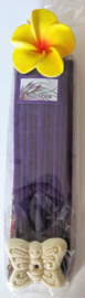 Wierook pakje met  +/- 20 stokjes lavendel en handgemaakt stenen houdertje De afbeeldingen van de houdertjes en de kleur van het bloemetje op de verpakking  kunnen per pakje verschillen.