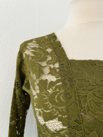 Traditionele kebaya set. Maat 36 en 42.