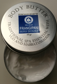 Frangipani unieke body butter. Verrijkt met de eeuwenoude verjongende  Habbatussauda; olie uit het zwarte komijnzaad, olijfolie en cacao zaad boter. 100% natuurlijke ingredienten. Blikje van 50 gram