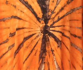 Schitterende oversized tie dye kaftan met unieke print.  Aangeknipte mouw en a-symetrische zoom. Lang model. Oranje/zwart. Bovenwijdte 168 cm, lengte voor 103 cm, lengte achter 126 cm. 100% rayon.