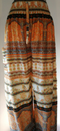Broek '1001 nacht' abrikoos. Met breed elastiek in taille/ heupband, sierkoordje aan voorzijde, opgestikt zijvakje en elastiek in enkels. Binnenbeenlengte  75 cm. Heupwijdte tot 1.20 m, taille tot max 90 cm. 100% rayon.