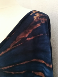 Schitterende oversized tie dye kaftan. Nachtblauw/bruin/wit. Onze Size.