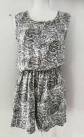 Korte zomerse mouwloze jumpsuit 'paisley dream'. Maat 36 t/m 40.