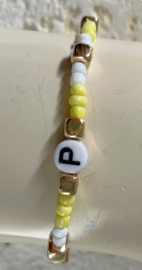 Uit het atelier van Puck. Naam armbandje  'P'.