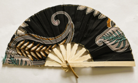 Kleurrijke waaier. Bamboe met batik stof 21,5 cm.