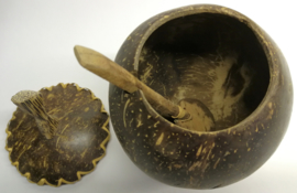 Handgemaakte suikerpot van kokosnoot met rattan afgewerkt. Met suikerschepje.