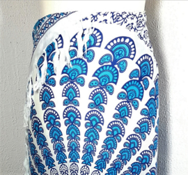 Sarong pauw, blauw tinten/wit. Symbool van onsterfelijkheid.