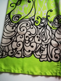 Broek 'Appeltje'. Breed elastiek in taille/ heupband. Wijde pijpen. 100% rayon. Binnenbeenlengte  70 cm Maat 36 t/m 40.