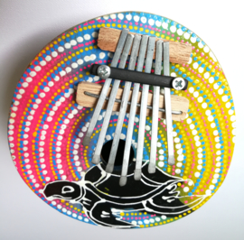 Authentieke Balinese kalimba/duimpiano. Bespeel hem intuitief met je duimen en geniet van het Bali geluid. Beschilderde kokosnoot. Diameter 15 cm.