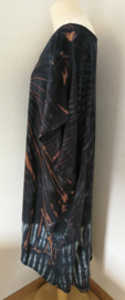 Schitterende oversized tie dye kaftan. Zwart/antraciet/bruin. Onze Size.