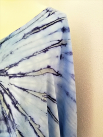 Schitterende oversized tie dye kaftan, zacht blauw met grijs. One Size.