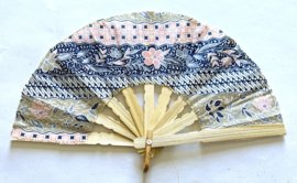 Kleurrijke waaier. Bamboe met batik stof. 21 cm.