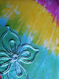Vrolijk tie dye tafelkleed.In regenboog kleuren. Rijk geborduurd met bloemen. 120x160. 100% rayon. Wasbaar op 40 graden. Tekening kan ivm handwerk onderling iets verschillen.
