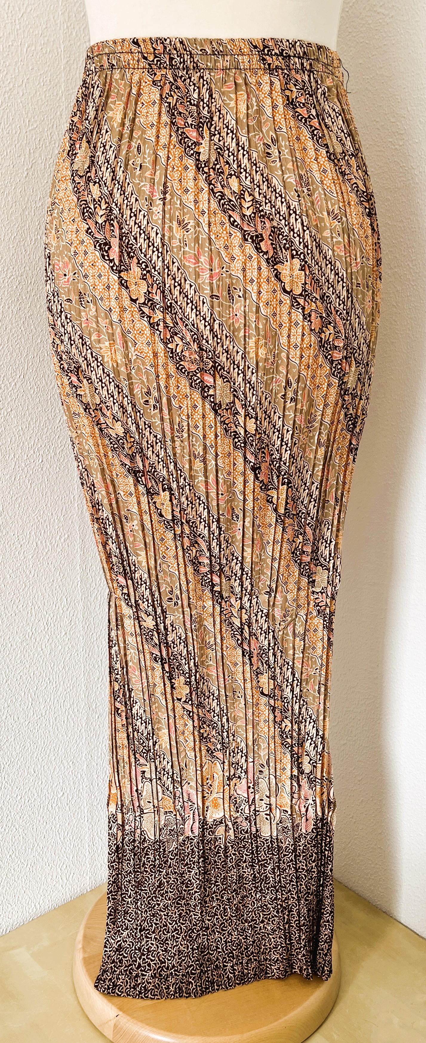 Batik uit Java. Authentieke rok plissé. Maatbereik 42/44.