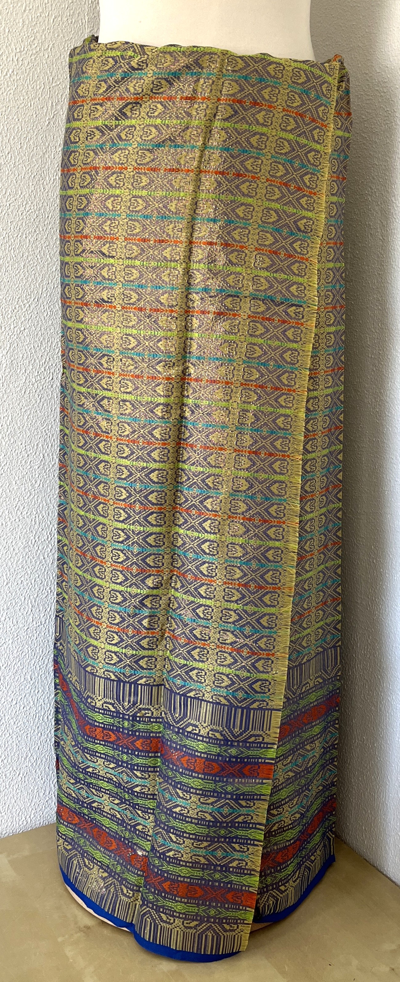 Kain Songket. Geweven gouddraad sarong. Complete set met selendang